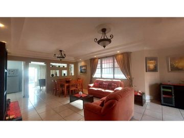 Se vende casa en Brisas del Golf- Piscina