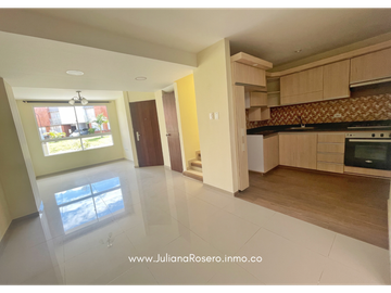 VENDO CASA EN VERSALLES (AMPLIADA Y REMODELADA)