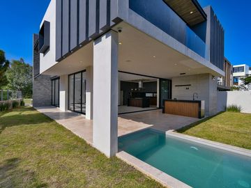 Casa en Venta Puerta Las Lomas (Coto Lagos) con Vista Al Lago