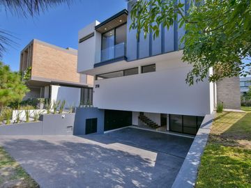 Casa en Venta Puerta Las Lomas (Coto Lagos) con Vista Al Lago