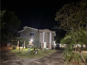 VENDO CASA CON ACCESO DIRECTO A LA PLAYA EN COLON, PORTOBELO
