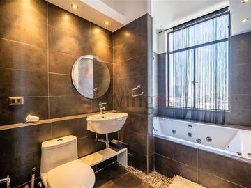Departamento en Venta en Estratégica y Amplia Propiedad en Pleno Centro Comercial y Gubernamental