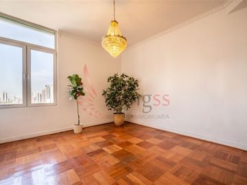 Departamento en Venta en Estratégica y Amplia Propiedad en Pleno Centro Comercial y Gubernamental