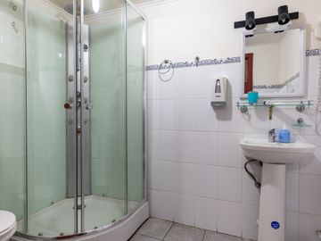 Se Vende Hotel en Puerto Natales, El Milodon