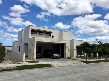 CASA EN VENTA DE 3 RECÁMARAS EN EL EXCLUSIVO YUCATÁN COUNTRY CLUB