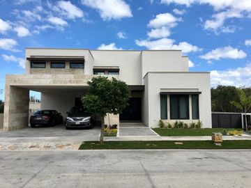 CASA EN VENTA DE 3 RECÁMARAS EN EL EXCLUSIVO YUCATÁN COUNTRY CLUB