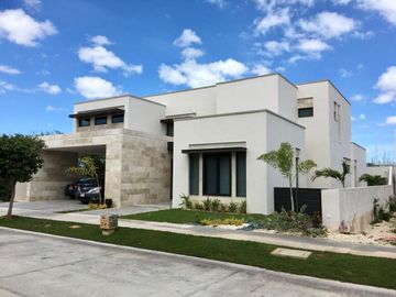 CASA EN VENTA DE 3 RECÁMARAS EN EL EXCLUSIVO YUCATÁN COUNTRY CLUB