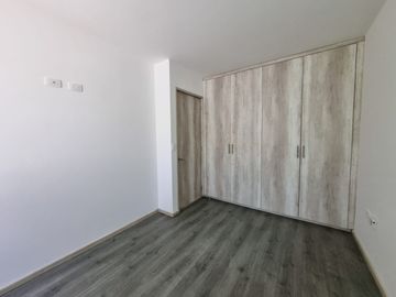 CASA EN VENTA EN PRIVADA A UN COSTADO DEL COLEGIO HUMBOLDT! VIGILANCIA!!