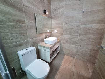 CASA EN VENTA EN PRIVADA A UN COSTADO DEL COLEGIO HUMBOLDT! VIGILANCIA!!