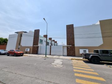 CASA EN VENTA EN PRIVADA A UN COSTADO DEL COLEGIO HUMBOLDT! VIGILANCIA!!