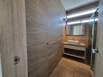 CASA EN VENTA EN PRIVADA A UN COSTADO DEL COLEGIO HUMBOLDT! VIGILANCIA!!