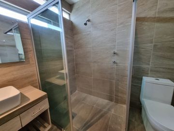 CASA EN VENTA EN PRIVADA A UN COSTADO DEL COLEGIO HUMBOLDT! VIGILANCIA!!