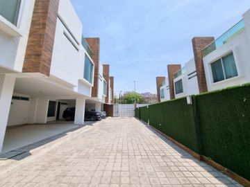 CASA EN VENTA EN PRIVADA A UN COSTADO DEL COLEGIO HUMBOLDT! VIGILANCIA!!