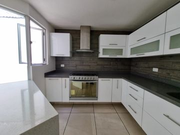 CASA EN VENTA EN PRIVADA A UN COSTADO DEL COLEGIO HUMBOLDT! VIGILANCIA!!