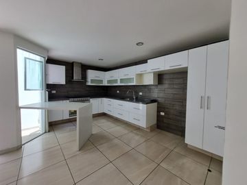 CASA EN VENTA EN PRIVADA A UN COSTADO DEL COLEGIO HUMBOLDT! VIGILANCIA!!