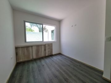 CASA EN VENTA EN PRIVADA A UN COSTADO DEL COLEGIO HUMBOLDT! VIGILANCIA!!