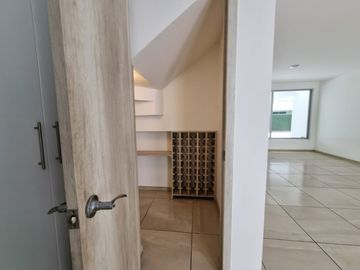 CASA EN VENTA EN PRIVADA A UN COSTADO DEL COLEGIO HUMBOLDT! VIGILANCIA!!