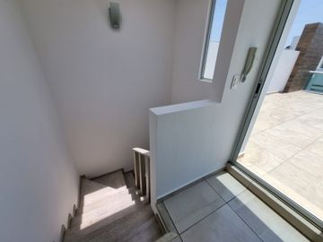 CASA EN VENTA EN PRIVADA A UN COSTADO DEL COLEGIO HUMBOLDT! VIGILANCIA!!