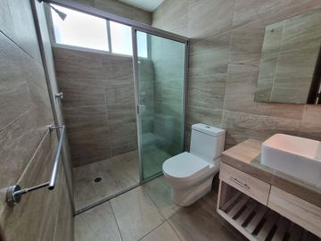 CASA EN VENTA EN PRIVADA A UN COSTADO DEL COLEGIO HUMBOLDT! VIGILANCIA!!
