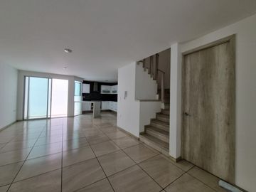 CASA EN VENTA EN PRIVADA A UN COSTADO DEL COLEGIO HUMBOLDT! VIGILANCIA!!