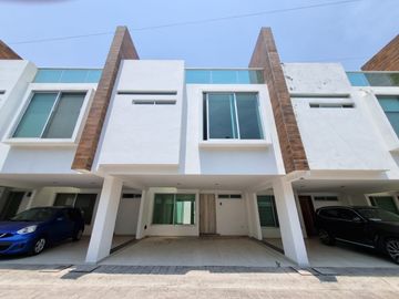 CASA EN VENTA EN PRIVADA A UN COSTADO DEL COLEGIO HUMBOLDT! VIGILANCIA!!