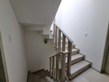 CASA EN VENTA EN PRIVADA A UN COSTADO DEL COLEGIO HUMBOLDT! VIGILANCIA!!