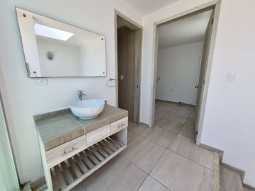 CASA EN VENTA EN PRIVADA A UN COSTADO DEL COLEGIO HUMBOLDT! VIGILANCIA!!