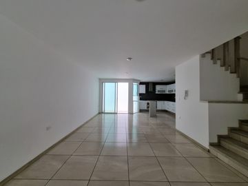 CASA EN VENTA EN PRIVADA A UN COSTADO DEL COLEGIO HUMBOLDT! VIGILANCIA!!