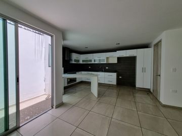 CASA EN VENTA EN PRIVADA A UN COSTADO DEL COLEGIO HUMBOLDT! VIGILANCIA!!