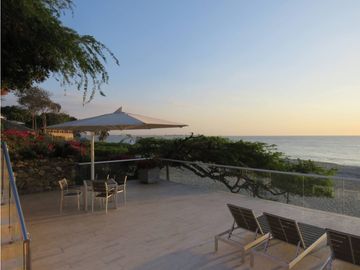 SE VENDE AMPLIA CASA CON SALIDA A LA PLAYA, SANTA MARTA