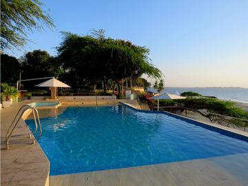 SE VENDE AMPLIA CASA CON SALIDA A LA PLAYA, SANTA MARTA