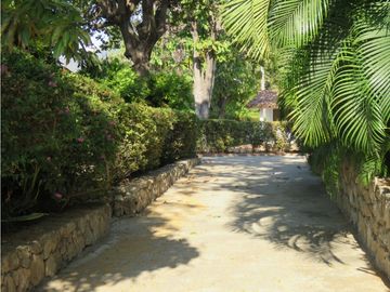 SE VENDE AMPLIA CASA CON SALIDA A LA PLAYA, SANTA MARTA
