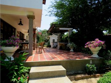 SE VENDE AMPLIA CASA CON SALIDA A LA PLAYA, SANTA MARTA