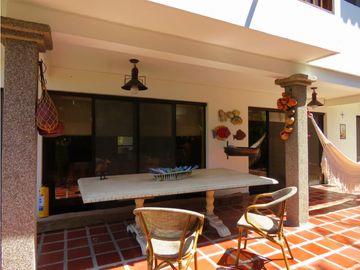 SE VENDE AMPLIA CASA CON SALIDA A LA PLAYA, SANTA MARTA