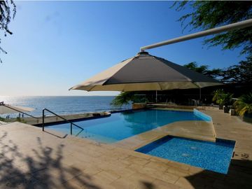 SE VENDE AMPLIA CASA CON SALIDA A LA PLAYA, SANTA MARTA
