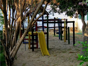 SE VENDE AMPLIA CASA CON SALIDA A LA PLAYA, SANTA MARTA