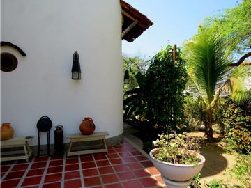 SE VENDE AMPLIA CASA CON SALIDA A LA PLAYA, SANTA MARTA