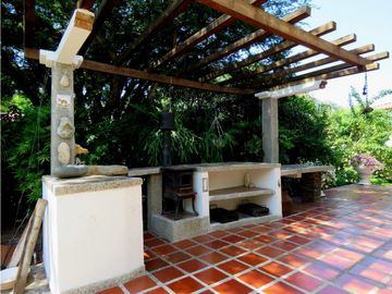 SE VENDE AMPLIA CASA CON SALIDA A LA PLAYA, SANTA MARTA