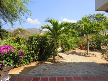 SE VENDE AMPLIA CASA CON SALIDA A LA PLAYA, SANTA MARTA