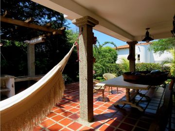 SE VENDE AMPLIA CASA CON SALIDA A LA PLAYA, SANTA MARTA