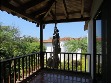 SE VENDE AMPLIA CASA CON SALIDA A LA PLAYA, SANTA MARTA