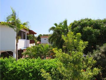 SE VENDE AMPLIA CASA CON SALIDA A LA PLAYA, SANTA MARTA