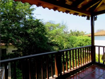 SE VENDE AMPLIA CASA CON SALIDA A LA PLAYA, SANTA MARTA