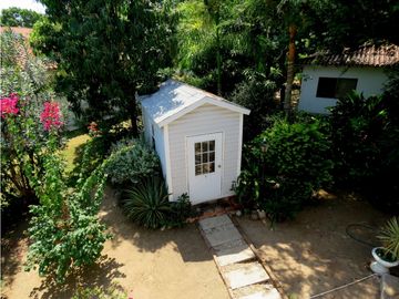 SE VENDE AMPLIA CASA CON SALIDA A LA PLAYA, SANTA MARTA