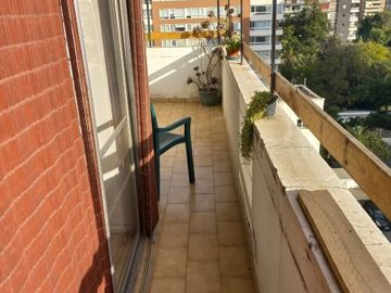 Dpto. 3 dorm. 2 b. 3 cdas. Metro Los Leones. Bajó Valor!!