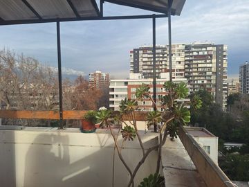 Dpto. 3 dorm. 2 b. 3 cdas. Metro Los Leones. Bajó Valor!!