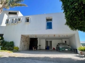 Casa en venta en La Isla Lomas de Angelópolis, lujo y confort en gran zona.