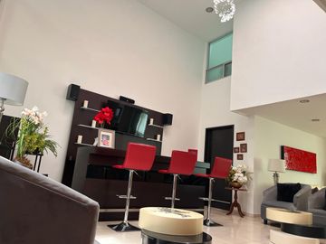 Casa en venta en La Isla Lomas de Angelópolis, lujo y confort en gran zona.