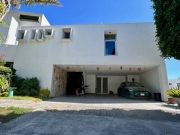 Casa en venta en La Isla Lomas de Angelópolis, lujo y confort en gran zona.