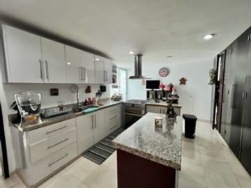 Casa en venta en La Isla Lomas de Angelópolis, lujo y confort en gran zona.